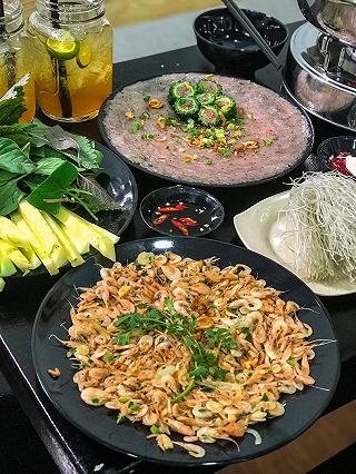 TIỆM ĂN BÀ NGOẠI GÂY THƯƠNG NHỚ VỚI MÓN LẨU CHẢ CÁ THÁC LÁC ĐẬM ĐÀ. - ảnh 3 tiem an ba ngoai gay thuong nho voi mon lau cha ca thac lac dam da. - anh 3