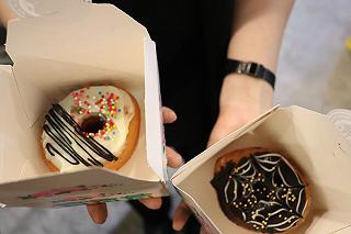 Mua 3 cái donut ăn chưa đã nư - ảnh 1 mua 3 cai donut an chua da nu - anh 1