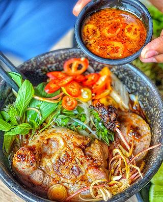 Trưa nay ăn gì???? Ăn bún Bò có cục giò size khủng và uống nước ép chỉ có 9k! - ảnh 6 trua nay an gi???? an bun bo co cuc gio size khung va uong nuoc ep chi co 9k! - anh 6
