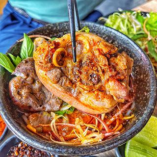 Trưa nay ăn gì???? Ăn bún Bò có cục giò size khủng và uống nước ép chỉ có 9k! - ảnh 2 trua nay an gi???? an bun bo co cuc gio size khung va uong nuoc ep chi co 9k! - anh 2