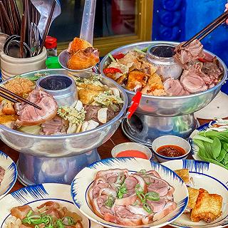 Bùi Viện về đêm không chỉ đơn giản là phố bia nữa Đã có một tiệm lẩu siêu chất, đúng gốc Trung Hoa thơm lừng 1 góc phố 😋😋😋 - ảnh 1 bùi vieôn về dêm không chỉ dơn giản là phố bia nữa dã có moôt tieôm lẩu siêu chất, dúng gốc trung hoa thơm lừng 1 góc phố 😋😋😋 - anh 1