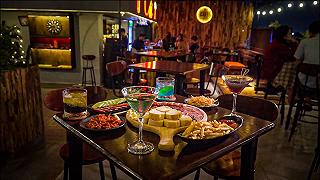 CỦI ROOFTOP - MỘT ĐỊA ĐIỂM CHILL MỚI TOANH LÀM NGẤT NGÂY GIỚI TRẺ SÀI GÒN. - ảnh 2 cui rooftop - mot dia diem chill moi toanh lam ngat ngay gioi tre sai gon. - anh 2
