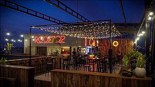 CỦI ROOFTOP - MỘT ĐỊA ĐIỂM CHILL MỚI TOANH LÀM NGẤT NGÂY GIỚI TRẺ SÀI GÒN. - ảnh 4 cui rooftop - mot dia diem chill moi toanh lam ngat ngay gioi tre sai gon. - anh 4