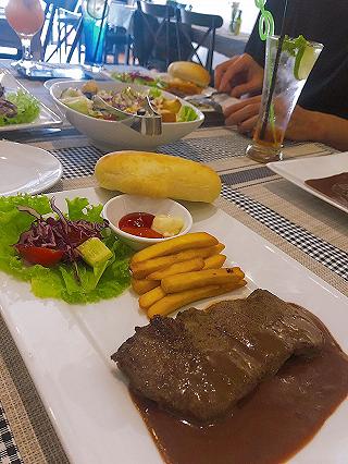 Một beefsteak 🥩 và chút soda đào 🍑 - ảnh 1 mot beefsteak 🥩 va chut soda dao 🍑 - anh 1