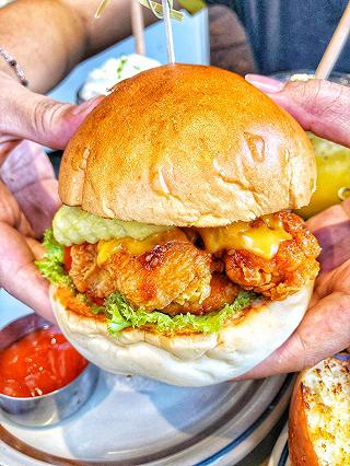 GHÉ CHEESY BURGER ĐẢM BẢO HỔNG MẬP HỔNG DÌA :))))) - ảnh 1 ghe cheesy burger dam bao hong map hong dia :))))) - anh 1