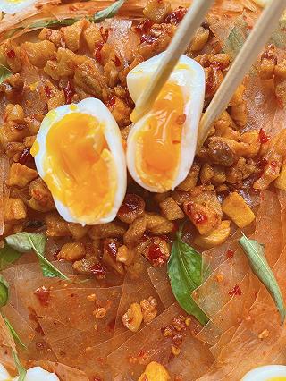 Bánh Tráng Trứng Lòng Đào Béo Ngậy - ảnh 4 banh trang trung long dao beo ngay - anh 4
