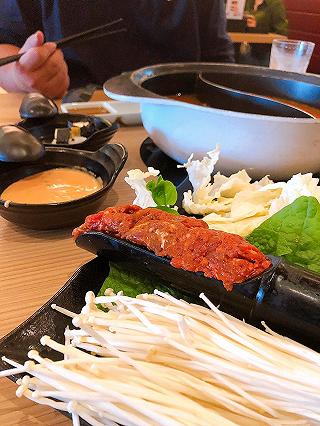 Quyết định đi ăn buffet lẩu không hề sai lầm mà - ảnh 1 quyet dinh di an buffet lau khong he sai lam ma - anh 1