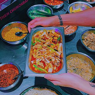 Đà Lạt hay là Hàn Quốc thu nhỏ vậy ta😝 mà giữa không khí se lạnh lại có nồi tokbokki hấp dẫn thế?! - ảnh 1 da lat hay la han quoc thu nho vay ta😝 ma giua khong khi se lanh lai co noi tokbokki hap dan the?! - anh 1