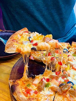 Cắn giòn rôm rốp Pizza Tươi của anh đầu bếp cute - ẩn trong phố ăn vặt Hồ Thị Kỷ - ảnh 5 can gion rom rop pizza tuoi cua anh dau bep cute - an trong pho an vat ho thi ky - anh 5