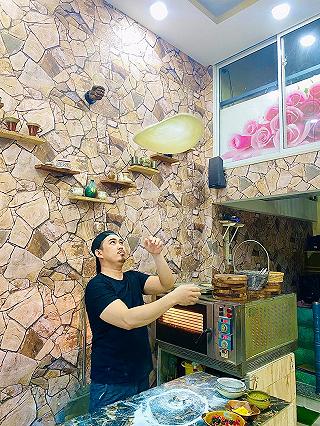 Cắn giòn rôm rốp Pizza Tươi của anh đầu bếp cute - ẩn trong phố ăn vặt Hồ Thị Kỷ - ảnh 2 can gion rom rop pizza tuoi cua anh dau bep cute - an trong pho an vat ho thi ky - anh 2