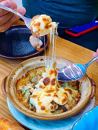 Cắn giòn rôm rốp Pizza Tươi của anh đầu bếp cute - ẩn trong phố ăn vặt Hồ Thị Kỷ - ảnh 4 can gion rom rop pizza tuoi cua anh dau bep cute - an trong pho an vat ho thi ky - anh 4