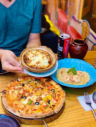 Cắn giòn rôm rốp Pizza Tươi của anh đầu bếp cute - ẩn trong phố ăn vặt Hồ Thị Kỷ - ảnh 3 can gion rom rop pizza tuoi cua anh dau bep cute - an trong pho an vat ho thi ky - anh 3