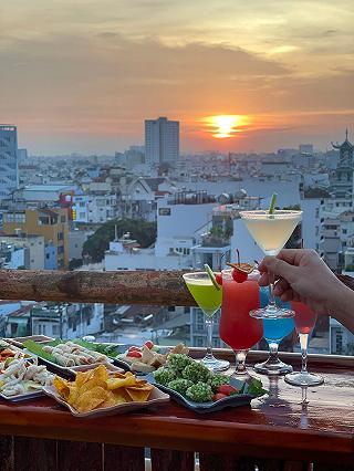 Lập hội đi bụi, tình cờ leo lên Lang Thang Rooftop mới mọc ở Phú Nhuận - ảnh 4 lap hoi di bui, tinh co leo len lang thang rooftop moi moc o phu nhuan - anh 4