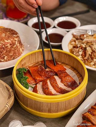 Vịt quay cuốn bánh bía kiểu mới độc lạ mà ngon quá luôn. - ảnh 1 vit quay cuon banh bia kieu moi doc la ma ngon qua luon. - anh 1