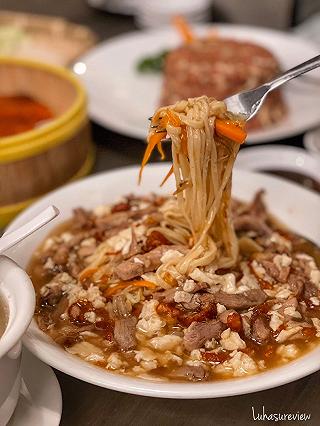 Vịt quay cuốn bánh bía kiểu mới độc lạ mà ngon quá luôn. - ảnh 2 vit quay cuon banh bia kieu moi doc la ma ngon qua luon. - anh 2