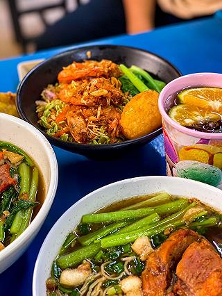 DÒNG NGƯỜI MÊ MẨN MÌ GÀ QUAY SAN SAN Ở PHÚ NHUẬN. - ảnh 4 dong nguoi me man mi ga quay san san o phu nhuan. - anh 4