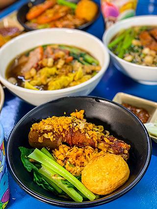 DÒNG NGƯỜI MÊ MẨN MÌ GÀ QUAY SAN SAN Ở PHÚ NHUẬN. - ảnh 3 dong nguoi me man mi ga quay san san o phu nhuan. - anh 3