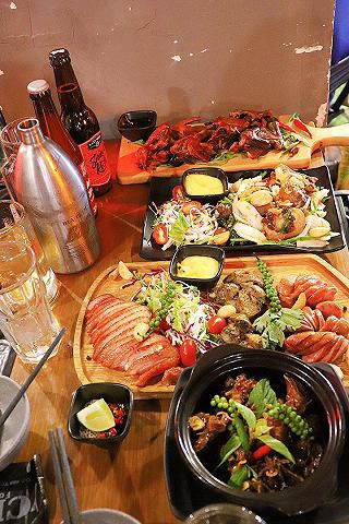 SÀI GÒN NÓNG QUÁ THÌ ĐI LÀM CỐC BIA GIẢI NHIỆT THÔI! - ảnh 5 sai gon nong qua thi di lam coc bia giai nhiet thoi! - anh 5