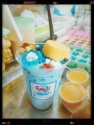 Trà sữa hoa đậu biếc màu xanh biếc thơm ngon full thạch ăn bể bụng - ảnh 1 tra sua hoa dau biec mau xanh biec thom ngon full thach an be bung - anh 1