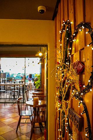 NGẮM MÁY BAY Ở QUÁN CÀ PHÊ CỰC KỲ LỘNG GIÓ - ảnh 2 ngam may bay o quan ca phe cuc ky long gio - anh 2