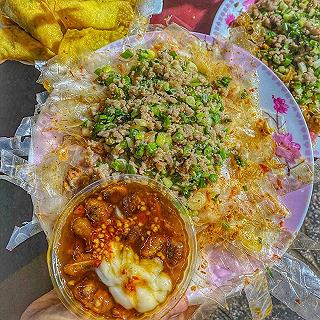 Độc đáo BÁNH TRÁNG MỠ HÀNH THỊT BẰM thơm ngon có một không hai ở Sài Gòn - ảnh 2 doc dao banh trang mo hanh thit bam thom ngon co mot khong hai o sai gon - anh 2