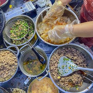 Độc đáo BÁNH TRÁNG MỠ HÀNH THỊT BẰM thơm ngon có một không hai ở Sài Gòn - ảnh 4 doc dao banh trang mo hanh thit bam thom ngon co mot khong hai o sai gon - anh 4