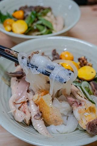 Tấp ăn thử tiệm BÁNH ƯỚT LÒNG GÀ hơi bị rộng hoành tráng ở Đà Lạt - ảnh 3 tap an thu tiem banh uot long ga hoi bi rong hoanh trang o da lat - anh 3