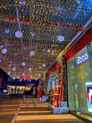 Choáng ngợp với “Đại Lộ Giáng Sinh” đẹp lung linh ở Vạn Hạnh Mall - ảnh 2 choang ngop voi “dai lo giang sinh” dep lung linh o van hanh mall - anh 2