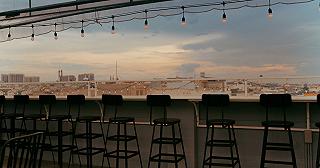 Quán rooftop có view xuất sắc để ngắm máy bay & hoàng hôn. - ảnh 5 quan rooftop co view xuat sac de ngam may bay & hoang hon. - anh 5