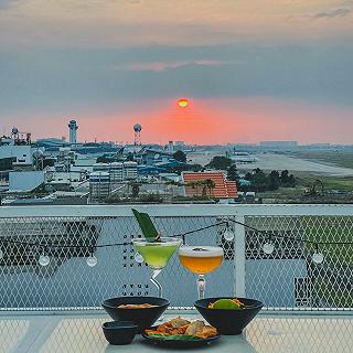 KHU SÂN BAY ĐỒNG CỎ VÀ KHOẢNH KHẮC HOÀNG HÔN SIÊU ĐỈNH TẠI HELI HUB ROOFTOP - ảnh 1 khu san bay dong co va khoanh khac hoang hon sieu dinh tai heli hub rooftop - anh 1