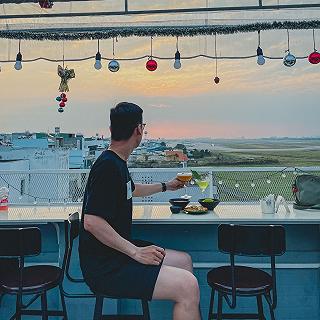 KHU SÂN BAY ĐỒNG CỎ VÀ KHOẢNH KHẮC HOÀNG HÔN SIÊU ĐỈNH TẠI HELI HUB ROOFTOP - ảnh 5 khu san bay dong co va khoanh khac hoang hon sieu dinh tai heli hub rooftop - anh 5
