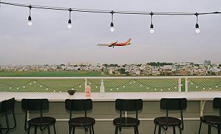 Rooftop Sài Gòn với view sân bay độc lạ - ảnh 2 rooftop sai gon voi view san bay doc la - anh 2