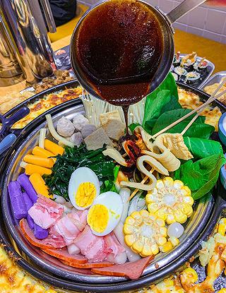 CÙNG CHƠI ĐẬP GIẤY NHƯ SQUID GAME ĐÌNH ĐÁM, TEAM CHIẾN THẮNG GIẢM HẲN 50% VÉ BUFFET!!! 😎 - ảnh 3 cung choi dap giay nhu squid game dinh dam, team chien thang giam han 50% ve buffet!!! 😎 - anh 3