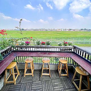 QUÁN CAFE CÓ VIEW NGẮM MÁY BAY SIÊU ĐỈNH - ảnh 2 quan cafe co view ngam may bay sieu dinh - anh 2
