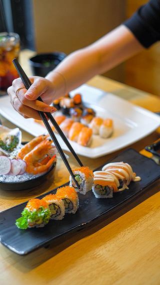 BUFFET SUSHI ĂN THẢ GA VỚI 7749 LOẠI ĐẢM BẢO ĂN ĐÃ CÁI NƯ - ảnh 2 buffet sushi an tha ga voi 7749 loai dam bao an da cai nu - anh 2