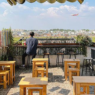 CÙNG GẤU ĐI CAFE ĐÓN MÁY BAY HẠ CÁNH DỊP VALENTINE NÀY 🛬 - ảnh 1 cung gau di cafe don may bay ha canh dip valentine nay 🛬 - anh 1