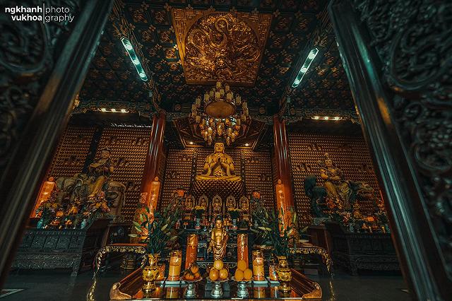 Bạn sẽ ngỡ ngàng trước Ngôi Chùa Ngàn Tượng Phật tại quận 5 với hơn nghìn tượng Phật được chạm khắc tinh xảo và đặt đầy tâm huyết. Hình ảnh cuốn hút bạn đến với không gian yên tĩnh, thiêng liêng của chùa, nơi bạn có thể tìm sự bình an cho lòng mình.