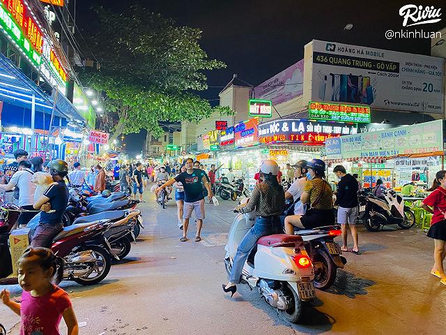 Không khí nhộn nhịp ở chợ Hạnh Thông Tây quận Gò Vấp về đêm | riviu.vn