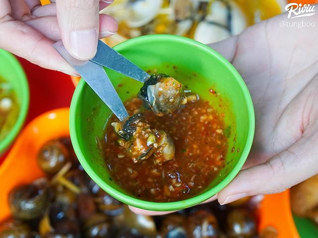 Rôm rả quán ốc vỉa hè đông nghịt khách của teen Hà Đông - ảnh 11 rom ra quan oc via he dong nghit khach cua teen ha dong - anh 11