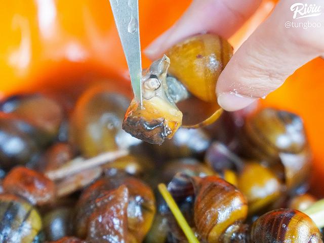 Rôm rả quán ốc vỉa hè đông nghịt khách của teen Hà Đông - ảnh 10 rom ra quan oc via he dong nghit khach cua teen ha dong - anh 10