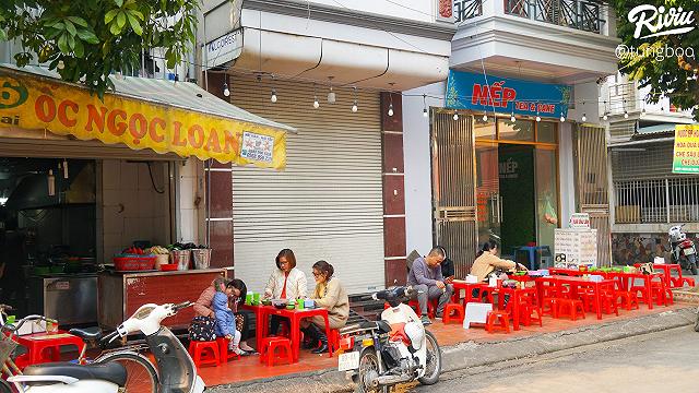 Rôm rả quán ốc vỉa hè đông nghịt khách của teen Hà Đông - ảnh 2 rom ra quan oc via he dong nghit khach cua teen ha dong - anh 2