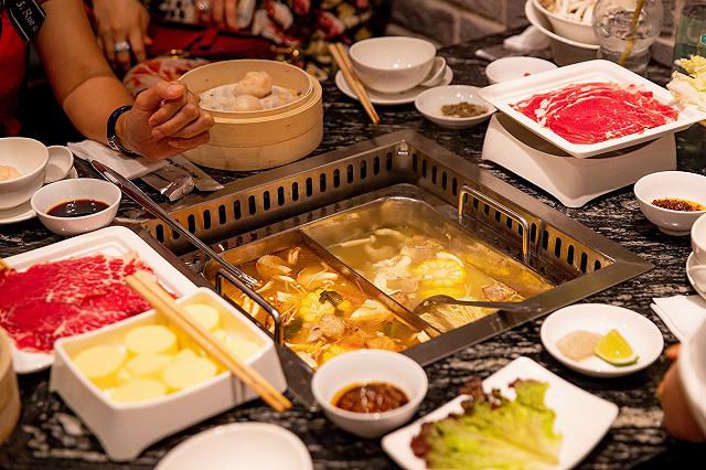 Tấp liền quán lẩu của Ninh Dương Lan Ngọc mới khai trương: nhiều góc sống ảo xịn đét được sao Việt check-in ầm ầm - ảnh 15 tap lien quan lau cua ninh duong lan ngoc moi khai truong: nhieu goc song ao xin det duoc sao viet check-in am am - anh 15