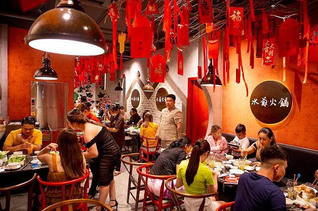 Tấp liền quán lẩu của Ninh Dương Lan Ngọc mới khai trương: nhiều góc sống ảo xịn đét được sao Việt check-in ầm ầm - ảnh 4 tap lien quan lau cua ninh duong lan ngoc moi khai truong: nhieu goc song ao xin det duoc sao viet check-in am am - anh 4