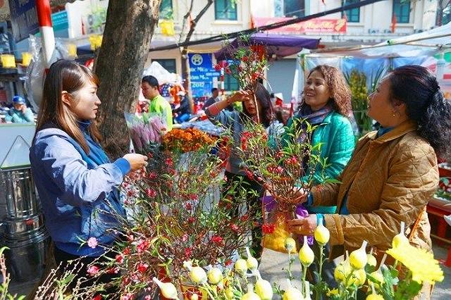 cho hoa cho tet o ha noi am dam vi dich covid-19 bat ngo bung phat tro lai - anh 39