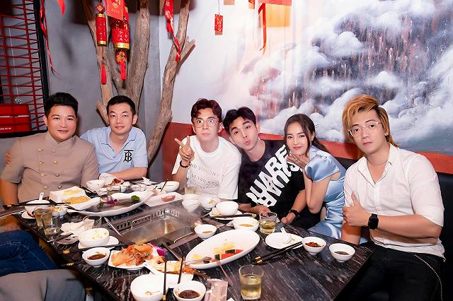 Tấp liền quán lẩu của Ninh Dương Lan Ngọc mới khai trương: nhiều góc sống ảo xịn đét được sao Việt check-in ầm ầm - ảnh 5 tap lien quan lau cua ninh duong lan ngoc moi khai truong: nhieu goc song ao xin det duoc sao viet check-in am am - anh 5