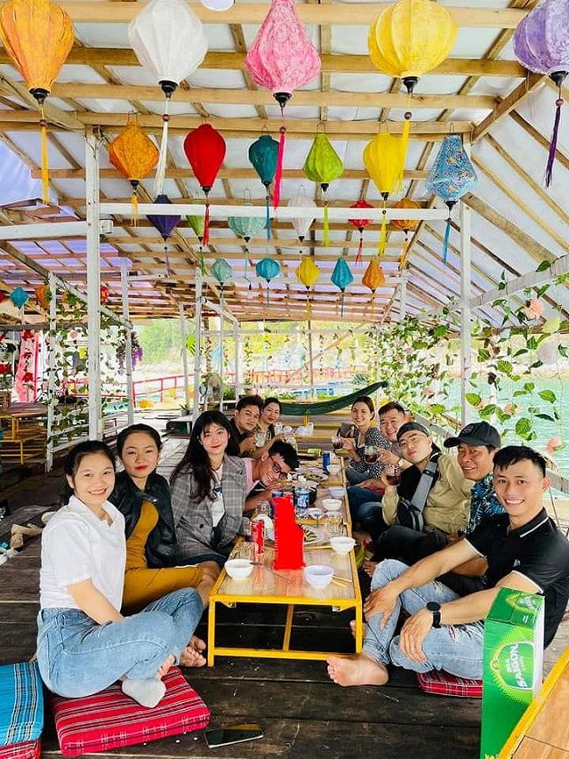 Sài Gòn nóng quá, rủ bạn bè đi bè nổi giữa biển, tắm đã ăn hải sản tươi ngon thôi nào! - ảnh 11 sai gon nong qua, ru ban be di be noi giua bien, tam da an hai san tuoi ngon thoi nao! - anh 11