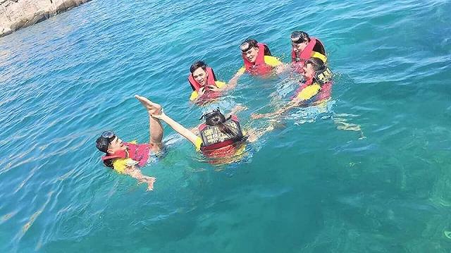 Sài Gòn nóng quá, rủ bạn bè đi bè nổi giữa biển, tắm đã ăn hải sản tươi ngon thôi nào! - ảnh 7 sai gon nong qua, ru ban be di be noi giua bien, tam da an hai san tuoi ngon thoi nao! - anh 7