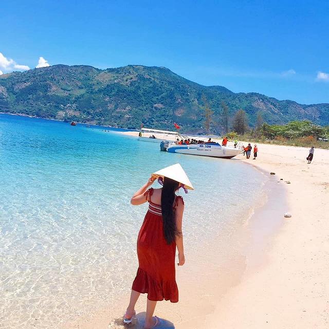 Sài Gòn nóng quá, rủ bạn bè đi bè nổi giữa biển, tắm đã ăn hải sản tươi ngon thôi nào! - ảnh 18 sai gon nong qua, ru ban be di be noi giua bien, tam da an hai san tuoi ngon thoi nao! - anh 18