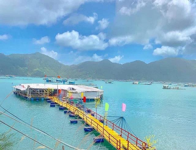 Sài Gòn nóng quá, rủ bạn bè đi bè nổi giữa biển, tắm đã ăn hải sản tươi ngon thôi nào! - ảnh 3 sai gon nong qua, ru ban be di be noi giua bien, tam da an hai san tuoi ngon thoi nao! - anh 3