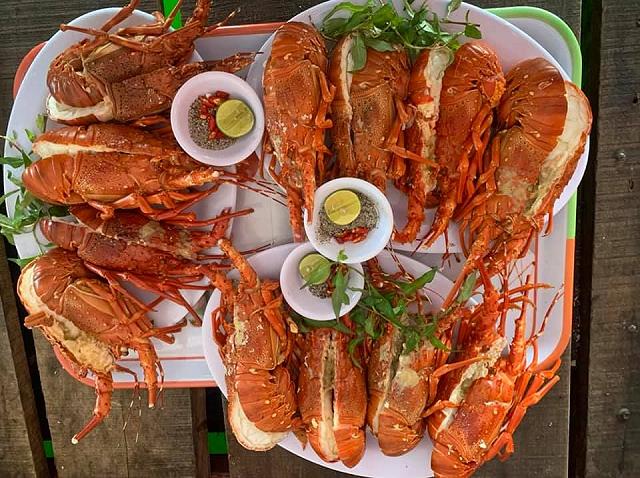 Sài Gòn nóng quá, rủ bạn bè đi bè nổi giữa biển, tắm đã ăn hải sản tươi ngon thôi nào! - ảnh 13 sai gon nong qua, ru ban be di be noi giua bien, tam da an hai san tuoi ngon thoi nao! - anh 13